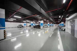 חניון מקורה ומואר עם רכבים חונים – מוסך 2000 בראשון לציון, מומחים למכונאות כללית ותיקוני גירים אוטומטיים