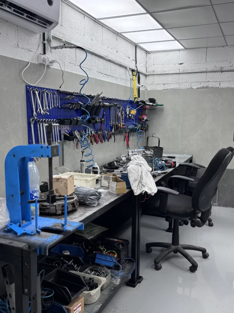 מוסך רכבים בראשון לציון – עמדת עבודה מקצועית במוסך 2000 עם ציוד מתקדם לתיקון גירים