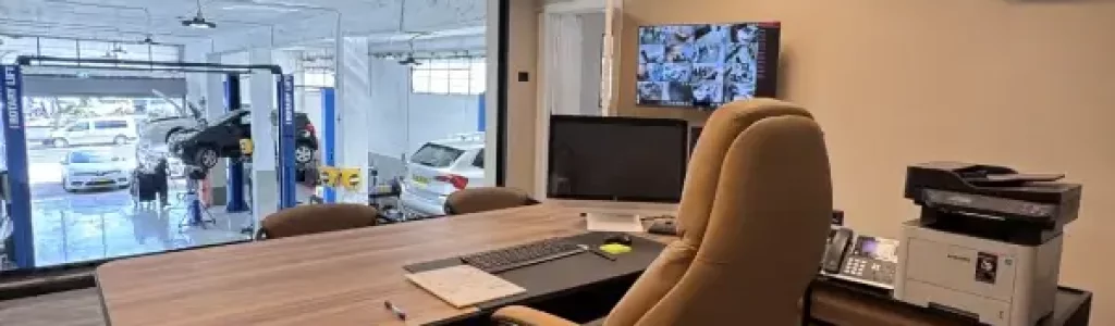 מוסך רכבים בראשון לציון – משרד מנהלים במוסך 2000 עם תצפית על רצפת העבודה החדשה ברחוב אצ"ל 49 מוסך רכבים בראשון לציון – משרד מנהלים במוסך 2000 עם תצפית על רצפת העבודה החדשה ברחוב אצ"ל 49