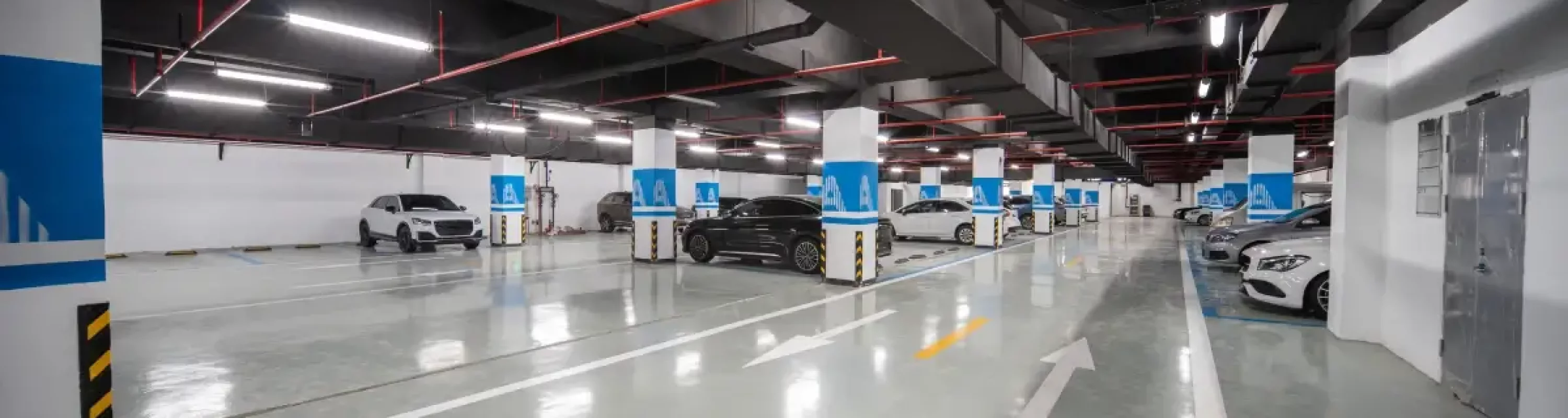 חניון מקורה ומואר עם רכבים חונים – מוסך 2000 בראשון לציון, מומחים למכונאות כללית ותיקוני גירים אוטומטיים